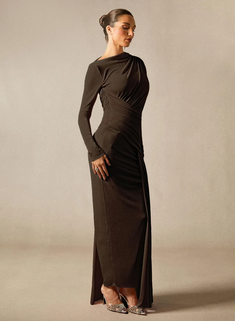 سنفير فستان ماكسي كيسي بياقة غير متماثلة وتفاصيل مكشكشة